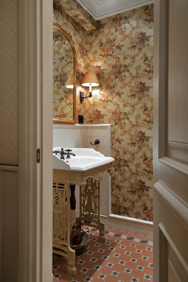 Свежая идея для дизайна: туалет в классическом стиле с белой плиткой, розовой плиткой, консольной раковиной, разноцветными стенами и разноцветным полом - отличное фото интерьера