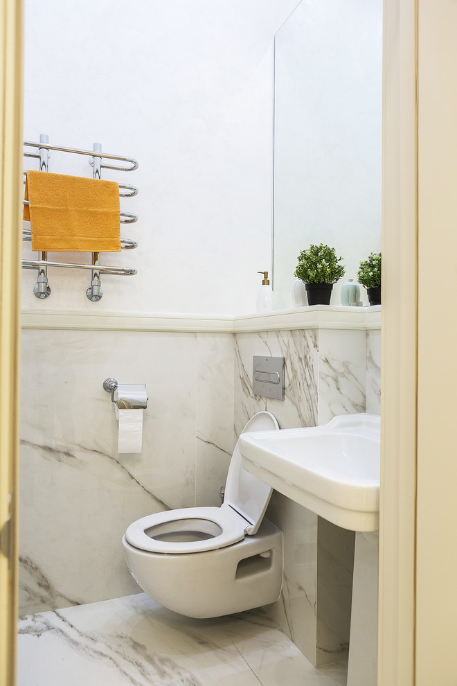 Inspiration pour un petit WC suspendu traditionnel avec un carrelage blanc, du carrelage en marbre, un mur blanc, un sol en marbre et un lavabo de ferme.