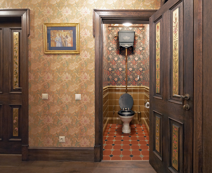 Ispirazione per un bagno di servizio vittoriano con WC a due pezzi, pareti multicolore e pavimento marrone