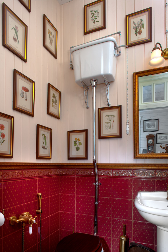 Пример оригинального дизайна: туалет в викторианском стиле с раздельным унитазом и красной плиткой