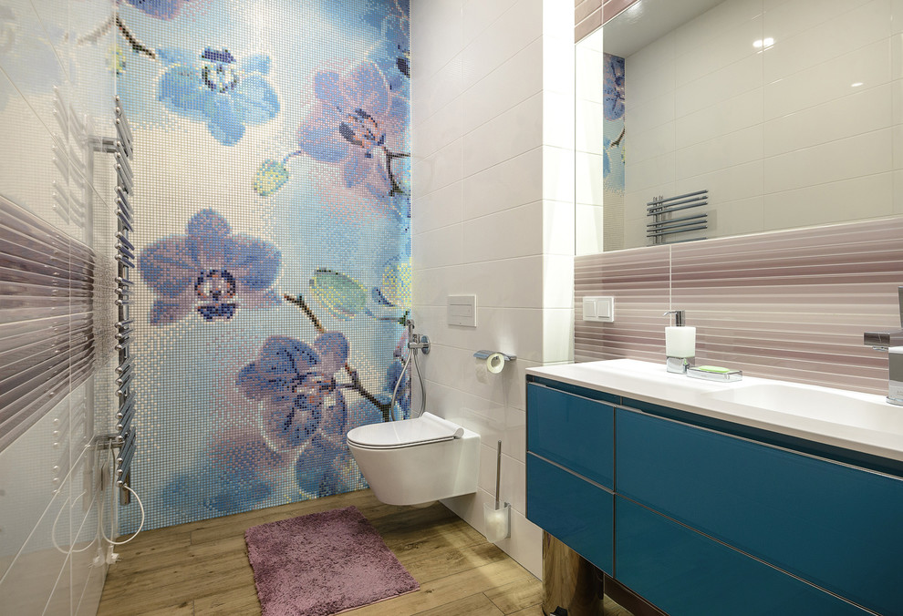 На фото: туалет в современном стиле с инсталляцией, белой плиткой, разноцветной плиткой и плиткой мозаикой с