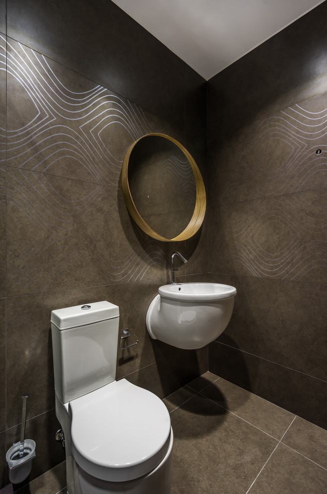 Стильный дизайн: туалет в современном стиле с раздельным унитазом, коричневой плиткой, подвесной раковиной и коричневым полом - последний тренд