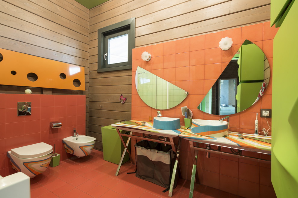На фото: туалет среднего размера в современном стиле с биде, оранжевой плиткой и коричневыми стенами с