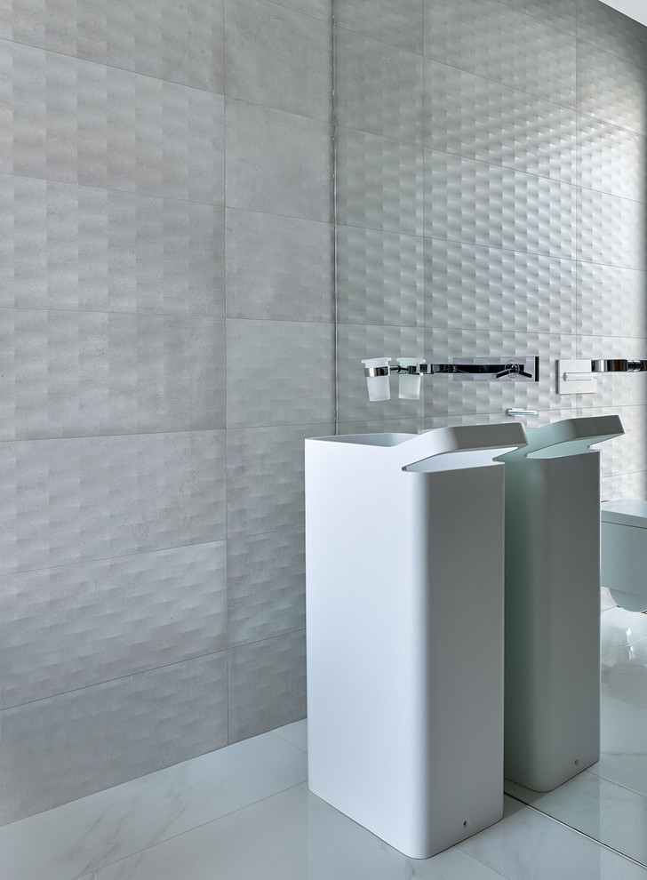 Пример оригинального дизайна: туалет в современном стиле с инсталляцией, серой плиткой и белым полом
