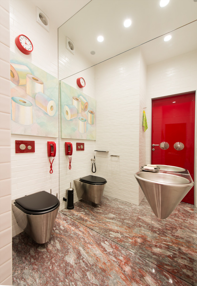 Пример оригинального дизайна: туалет среднего размера в современном стиле с белой плиткой, мраморным полом, разноцветным полом, инсталляцией, подвесной раковиной и плиткой кабанчик