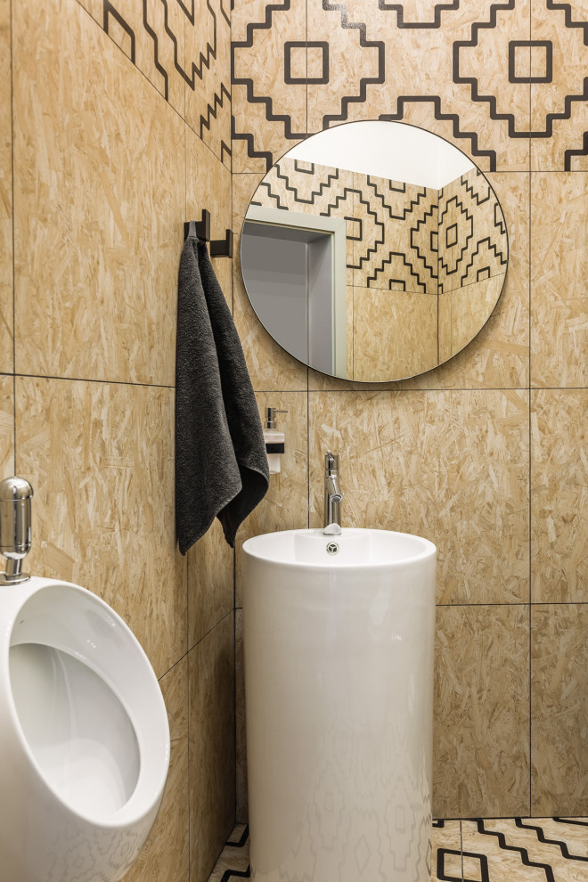 Cette photo montre un WC et toilettes tendance avec un urinoir, un carrelage beige et un sol beige.