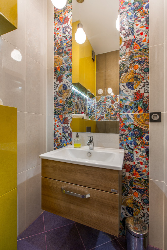 Immagine di un bagno di servizio design con ante lisce, ante in legno scuro, piastrelle multicolore, lavabo a consolle e pavimento blu