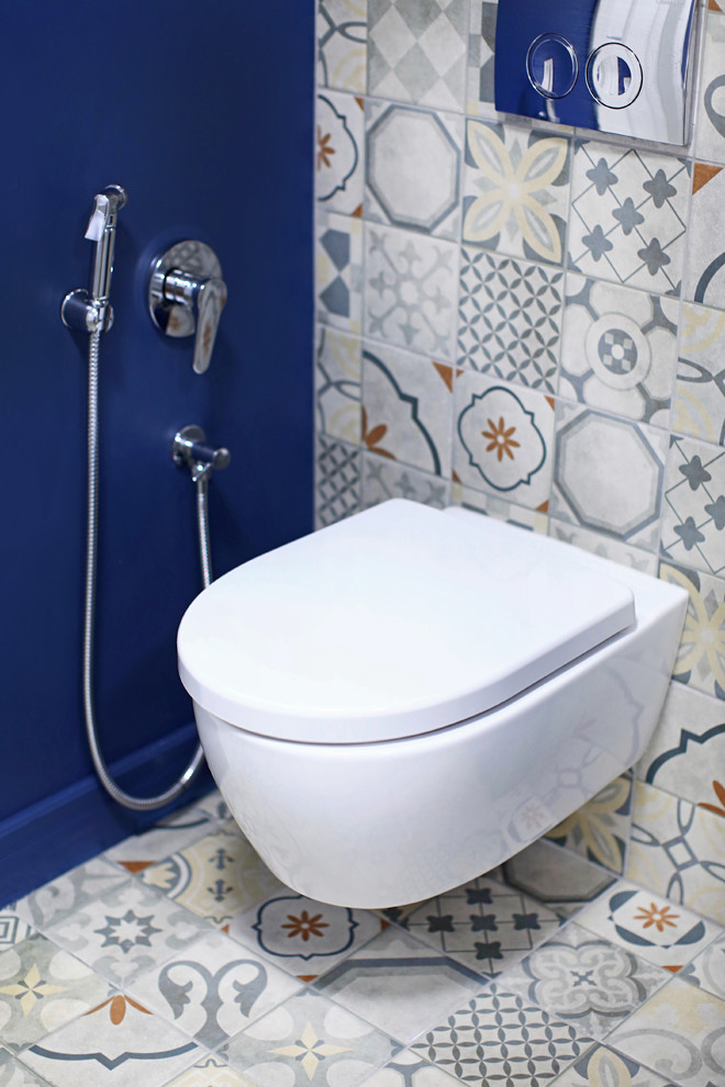 На фото: туалет среднего размера в современном стиле с инсталляцией, керамогранитной плиткой, синими стенами, полом из керамогранита, разноцветным полом и разноцветной плиткой с
