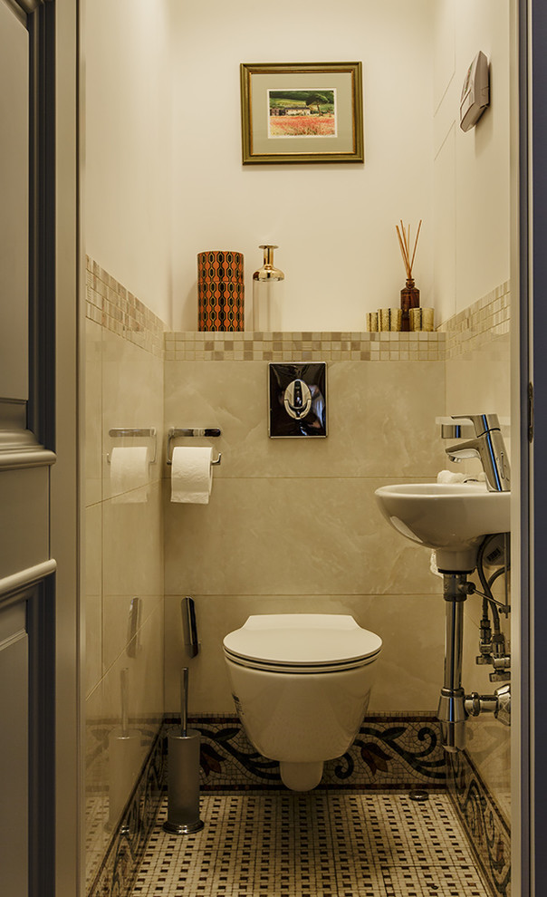 Свежая идея для дизайна: туалет в средиземноморском стиле с инсталляцией, бежевой плиткой, белыми стенами и подвесной раковиной - отличное фото интерьера