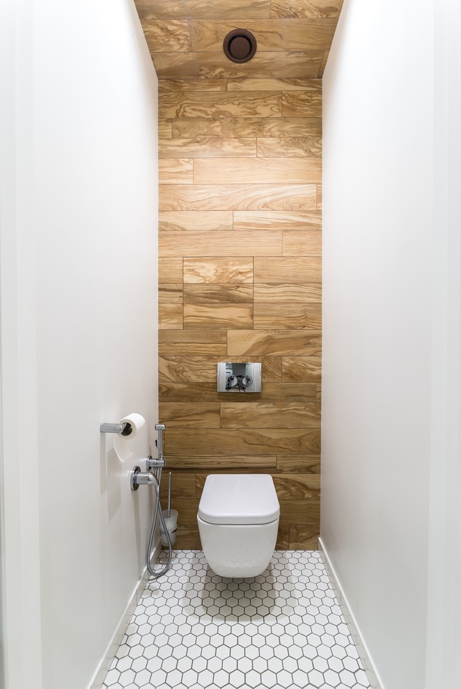 Exempel på ett modernt toalett, med en vägghängd toalettstol, vita väggar och vitt golv