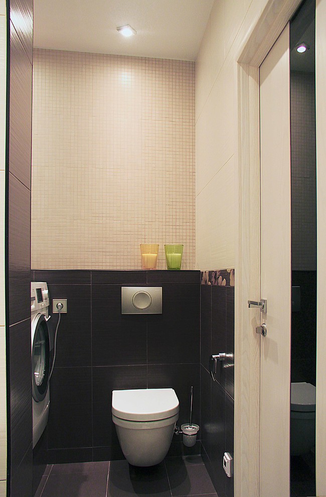 На фото: туалет среднего размера в современном стиле с инсталляцией, бежевой плиткой, керамической плиткой, бежевыми стенами, полом из керамической плитки, монолитной раковиной и коричневым полом