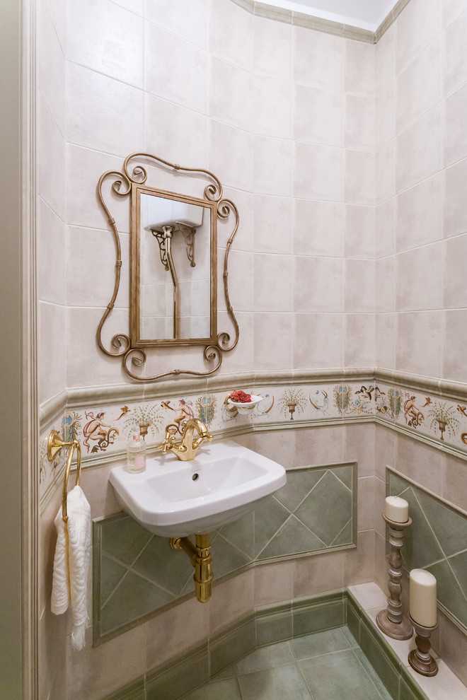 Ispirazione per un bagno di servizio chic con piastrelle beige, piastrelle verdi, lavabo sospeso e pavimento verde