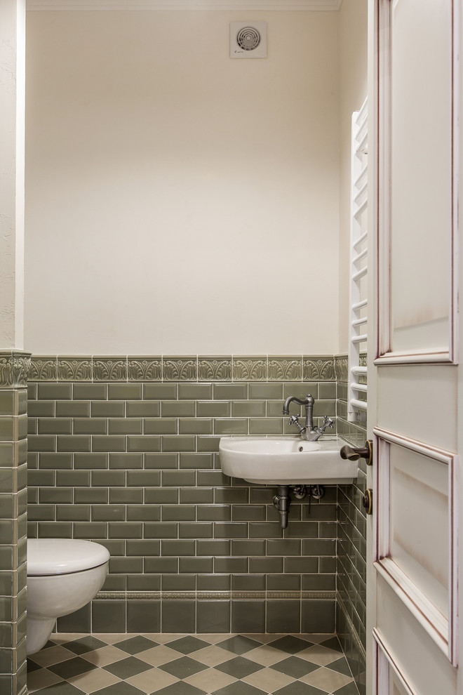 Свежая идея для дизайна: туалет в классическом стиле - отличное фото интерьера
