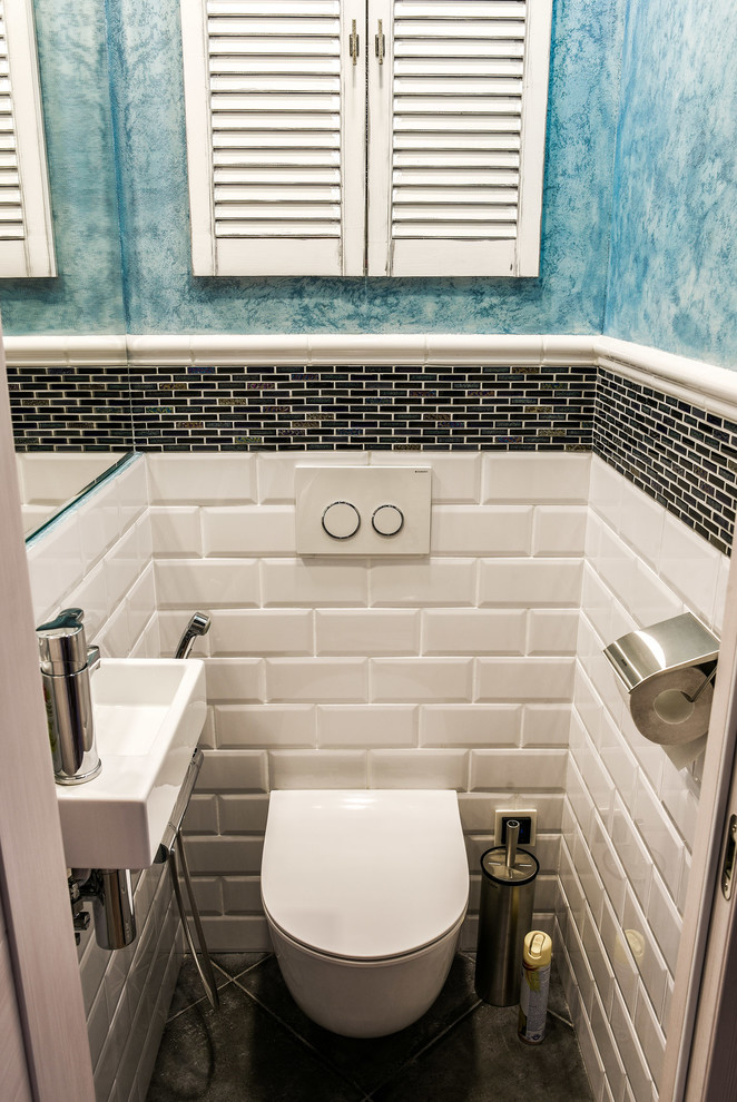 На фото: маленький туалет в современном стиле с инсталляцией, синими стенами, полом из терракотовой плитки, монолитной раковиной и серым полом для на участке и в саду
