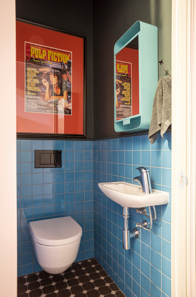 Пример оригинального дизайна: туалет в современном стиле с синей плиткой