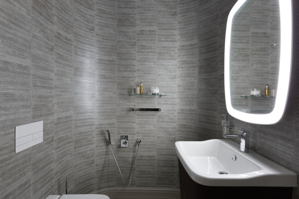 Diseño de aseo contemporáneo con lavabo encastrado y paredes grises