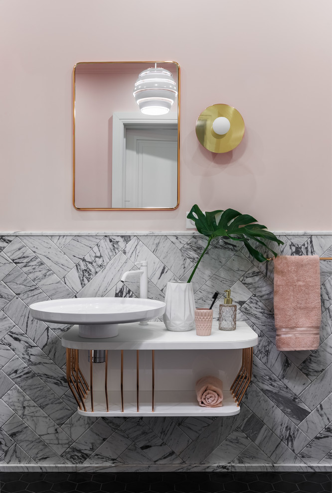 На фото: туалет в современном стиле с открытыми фасадами, серой плиткой, мраморной плиткой, розовыми стенами и настольной раковиной