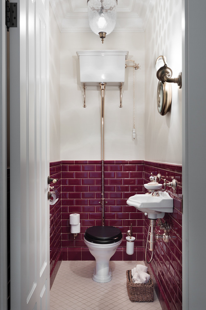 Inspiration för ett vintage toalett, med en toalettstol med separat cisternkåpa, röd kakel, tunnelbanekakel, ett väggmonterat handfat, flerfärgade väggar och beiget golv