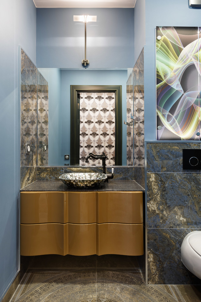 Свежая идея для дизайна: туалет в современном стиле с керамической плиткой, синими стенами, полом из керамической плитки, настольной раковиной, столешницей из искусственного кварца, инсталляцией и коричневыми фасадами - отличное фото интерьера