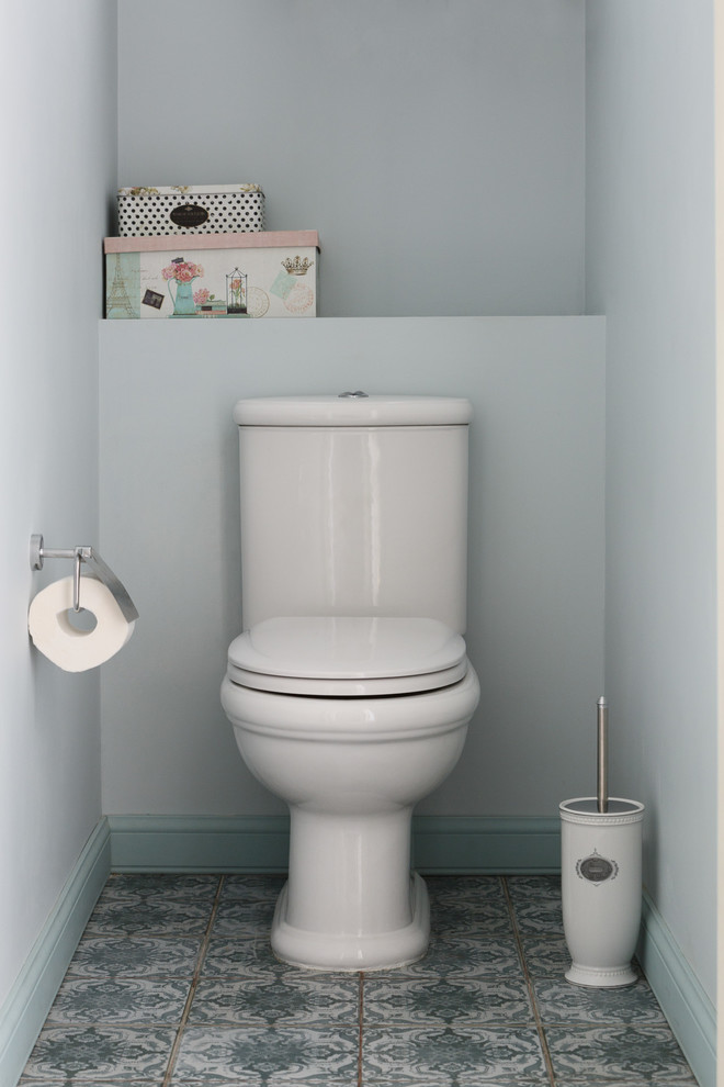 На фото: туалет в стиле неоклассика (современная классика) с раздельным унитазом и серыми стенами