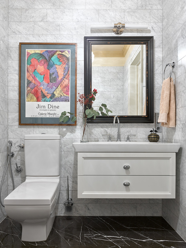 Idee per un piccolo bagno di servizio classico con pareti grigie, pavimento in marmo, ante bianche, WC a due pezzi, lavabo a bacinella, pavimento multicolore e piastrelle di marmo