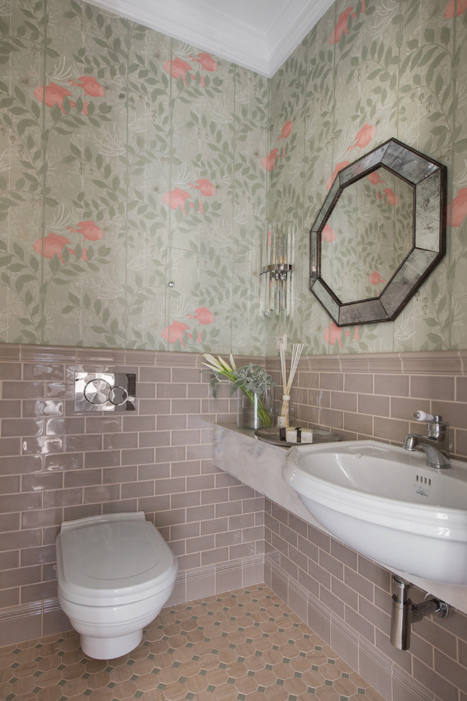Exempel på ett litet klassiskt grå grått toalett, med en vägghängd toalettstol, keramikplattor, gröna väggar, mosaikgolv, ett nedsänkt handfat, bänkskiva i kvarts, beiget golv och beige kakel