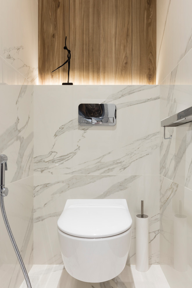 Свежая идея для дизайна: туалет в современном стиле с инсталляцией, белой плиткой и белым полом - отличное фото интерьера