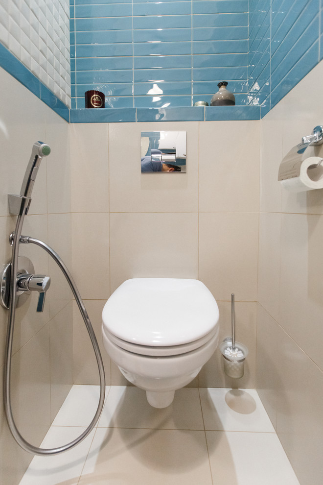 Idées déco pour un WC suspendu contemporain avec un carrelage bleu et un carrelage beige.