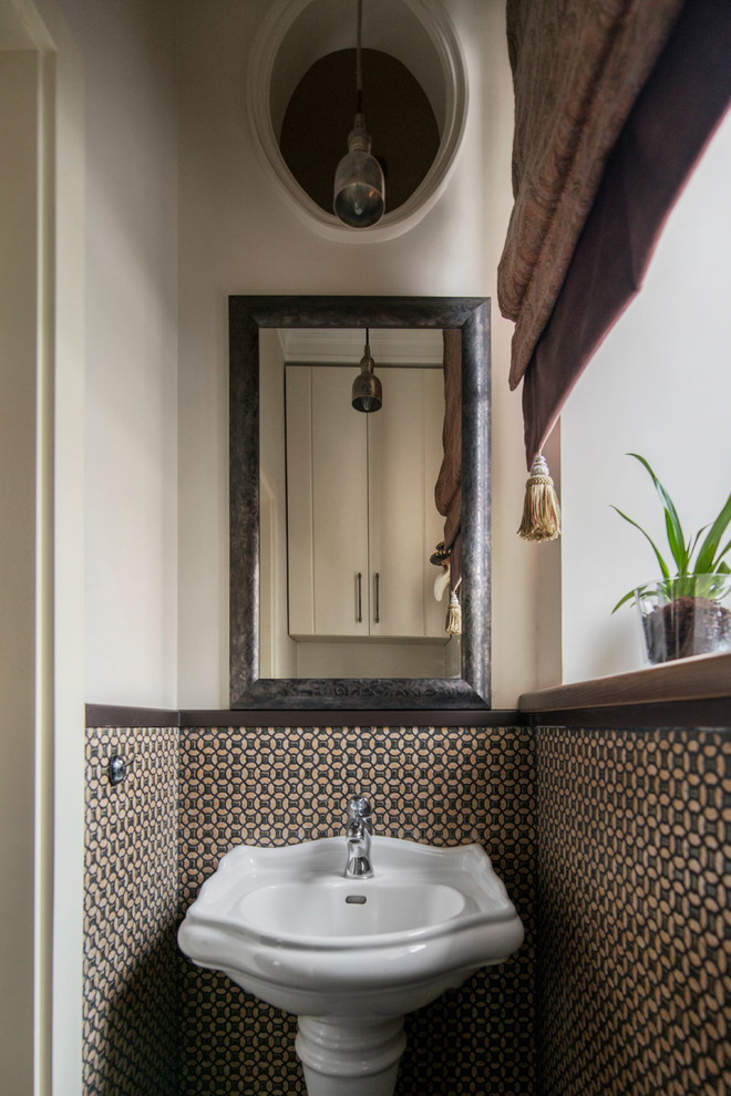 Diseño de aseo clásico con baldosas y/o azulejos marrones, paredes blancas y lavabo con pedestal
