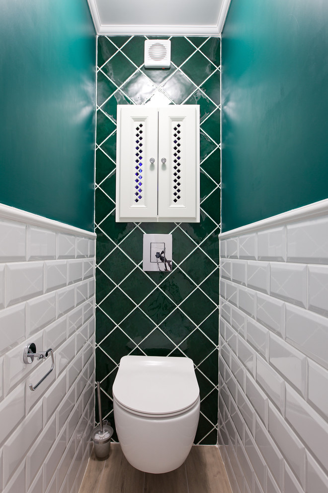 Diseño de aseo tradicional con sanitario de pared, baldosas y/o azulejos blancos, baldosas y/o azulejos de cemento y paredes verdes