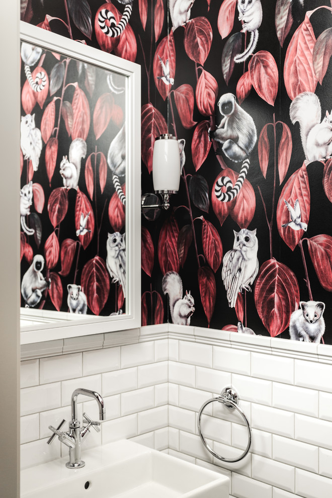 Ispirazione per un bagno di servizio tradizionale con piastrelle bianche, piastrelle diamantate, pareti multicolore e lavabo integrato