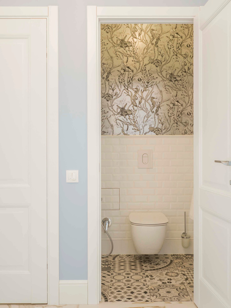Idée de décoration pour un petit WC suspendu design avec un carrelage blanc, un carrelage métro, un mur gris, un sol en carrelage de céramique, un lavabo suspendu et un sol gris.