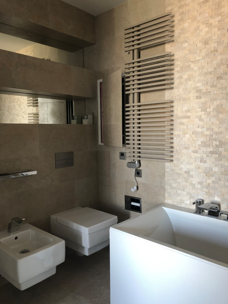 Immagine di un bagno di servizio contemporaneo di medie dimensioni con WC sospeso, piastrelle beige, piastrelle in ceramica, pareti beige, pavimento con piastrelle in ceramica e pavimento beige