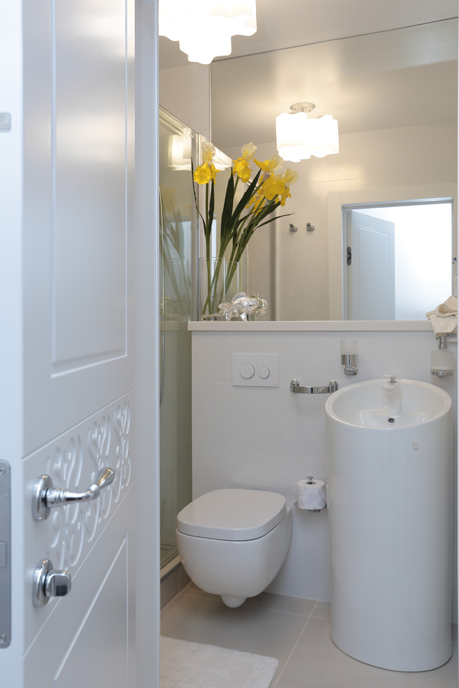 Свежая идея для дизайна: маленький туалет в современном стиле с инсталляцией, белой плиткой, керамической плиткой, белыми стенами, полом из керамогранита и раковиной с пьедесталом для на участке и в саду - отличное фото интерьера