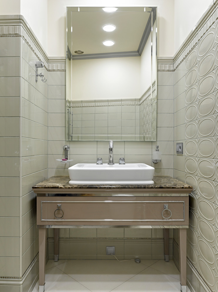 Стильный дизайн: туалет в стиле неоклассика (современная классика) с бежевыми фасадами, серой плиткой, настольной раковиной и коричневой столешницей - последний тренд