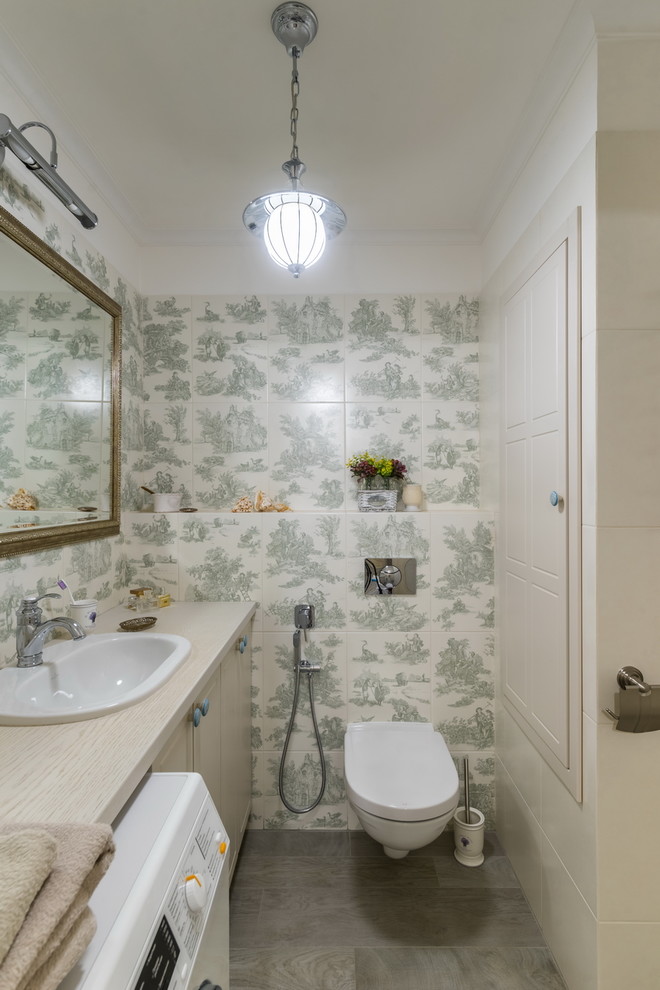 Immagine di un bagno di servizio shabby-chic style con WC sospeso e lavabo da incasso