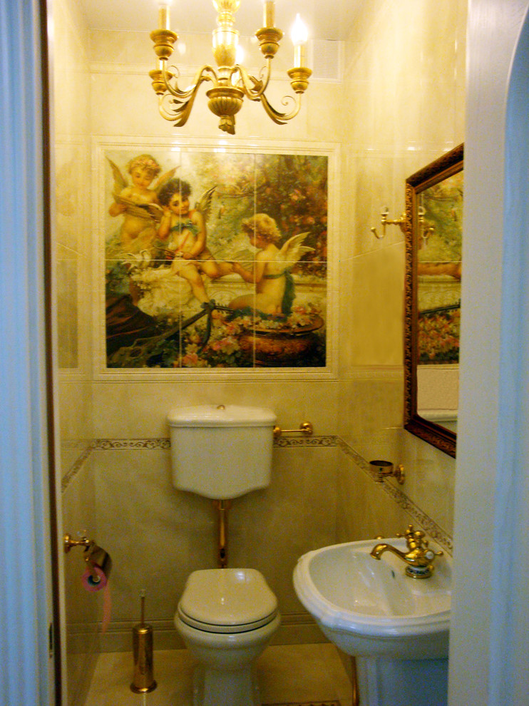 Immagine di un piccolo bagno di servizio chic con WC a due pezzi, piastrelle beige, piastrelle in ceramica, pareti beige, pavimento con piastrelle in ceramica, lavabo sospeso e pavimento beige