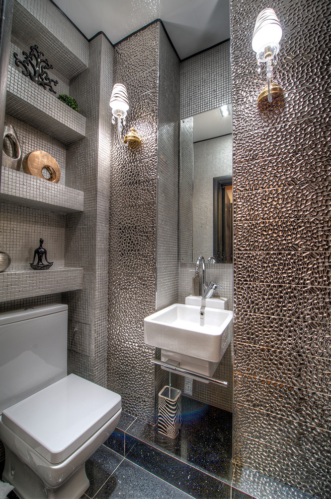 Foto di un piccolo bagno di servizio design con pavimento con piastrelle in ceramica, lavabo sospeso, WC a due pezzi e piastrelle in metallo