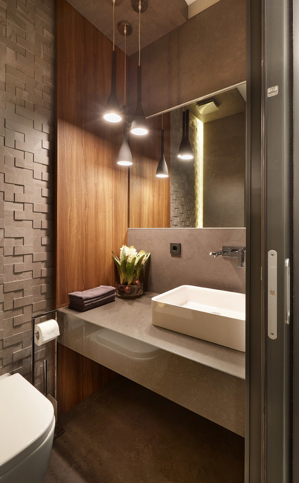 Mittelgroße Moderne Gästetoilette mit Aufsatzwaschbecken, Quarzwerkstein-Waschtisch, Wandtoilette, brauner Wandfarbe, braunem Boden und brauner Waschtischplatte in Moskau