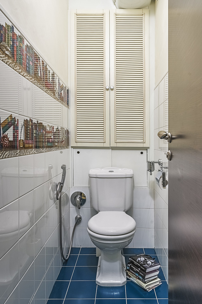 Inspiration för små moderna toaletter, med klinkergolv i keramik, en toalettstol med separat cisternkåpa, vit kakel och blått golv