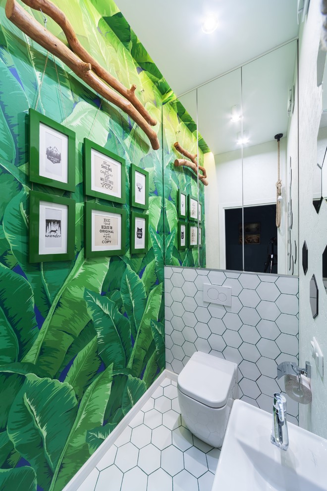 Esempio di un piccolo bagno di servizio design con piastrelle bianche, pareti bianche, pavimento con piastrelle in ceramica e pavimento bianco