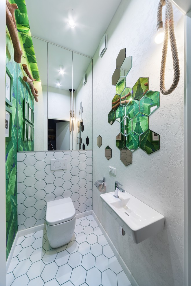 エカテリンブルクにあるお手頃価格の小さなコンテンポラリースタイルのおしゃれなトイレ・洗面所 (白いタイル、緑の壁、壁付け型シンク、白い床) の写真
