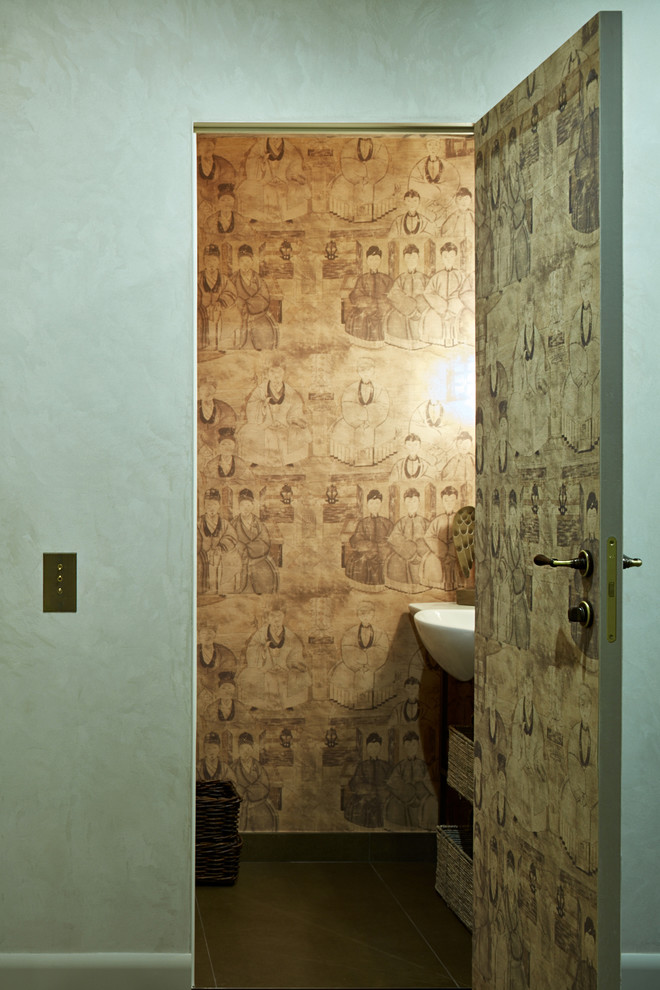 Esempio di un piccolo bagno di servizio eclettico con WC a due pezzi, piastrelle marroni, piastrelle in gres porcellanato, pareti marroni, pavimento in gres porcellanato e lavabo da incasso