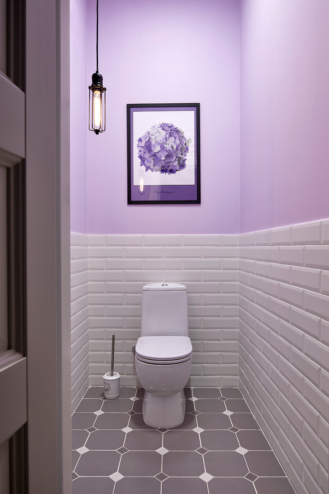 Immagine di un bagno di servizio nordico con piastrelle bianche, piastrelle grigie, piastrelle diamantate, pareti viola, WC a due pezzi e pavimento grigio
