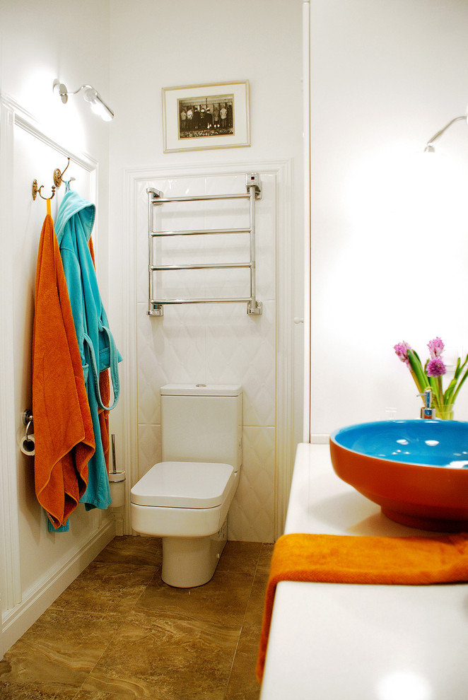 На фото: туалет в современном стиле с раздельным унитазом и белыми стенами с