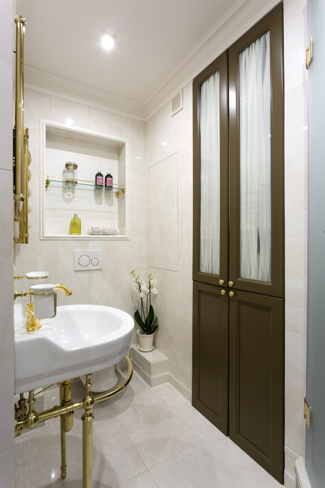 Immagine di un piccolo bagno di servizio classico con piastrelle beige, piastrelle in ceramica, pavimento con piastrelle in ceramica, lavabo a consolle e pavimento beige