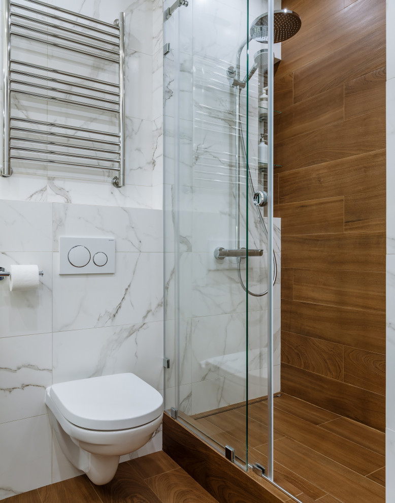 Immagine di una stanza da bagno contemporanea con top in superficie solida, WC sospeso, piastrelle bianche, piastrelle marroni e pavimento marrone
