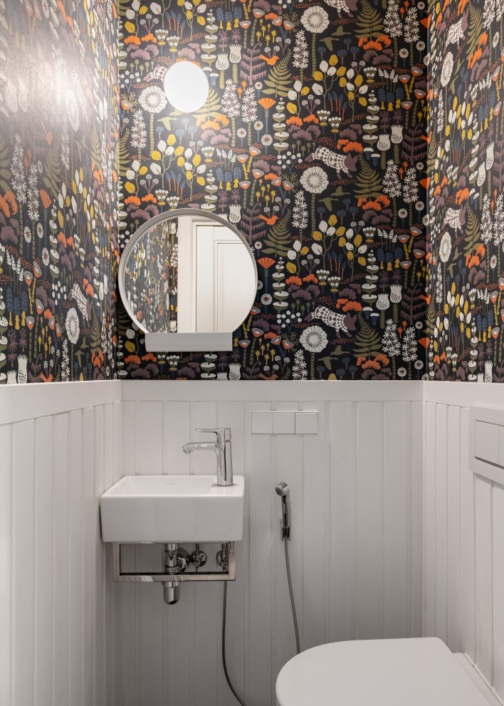 Стильный дизайн: маленький туалет в скандинавском стиле с белыми фасадами, инсталляцией и консольной раковиной для на участке и в саду - последний тренд