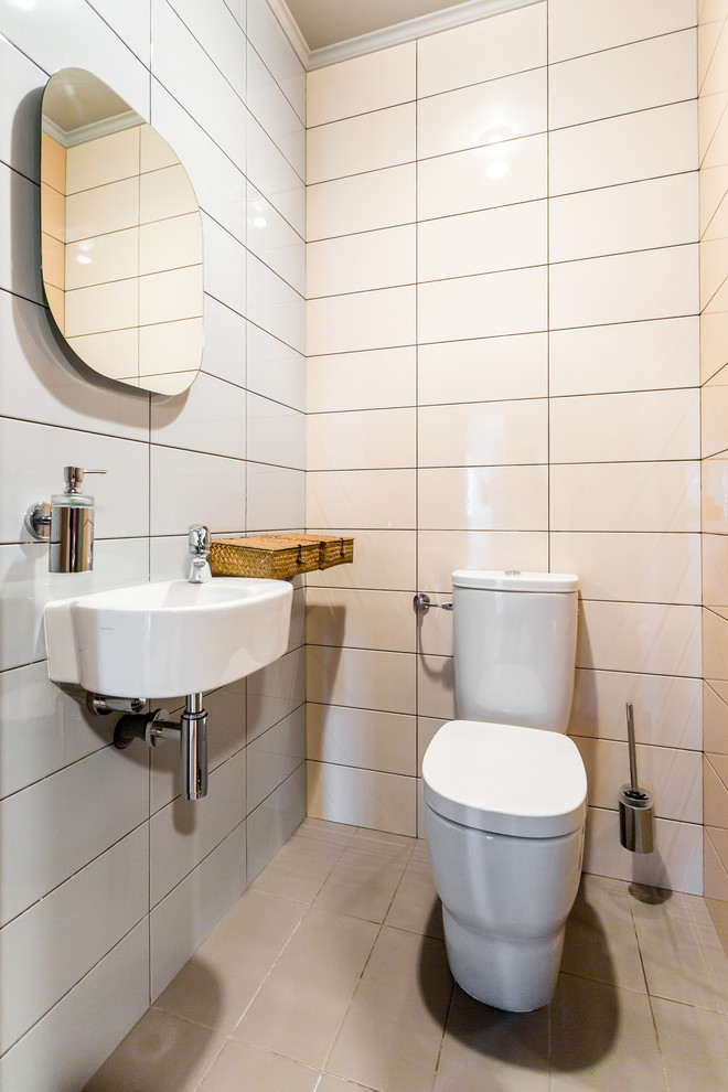 Ispirazione per un piccolo bagno di servizio design con WC a due pezzi, piastrelle bianche e lavabo sospeso