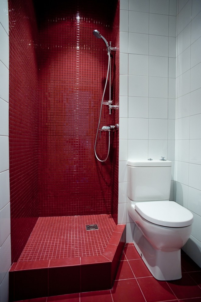 На фото: маленькая ванная комната в современном стиле с раздельным унитазом, красной плиткой, плиткой мозаикой и полом из керамической плитки для на участке и в саду с